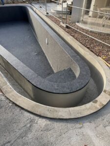 Piscina su misura progettata da Acquapro in collaborazione con lo studio Calvi, Ceschia e Viganò.