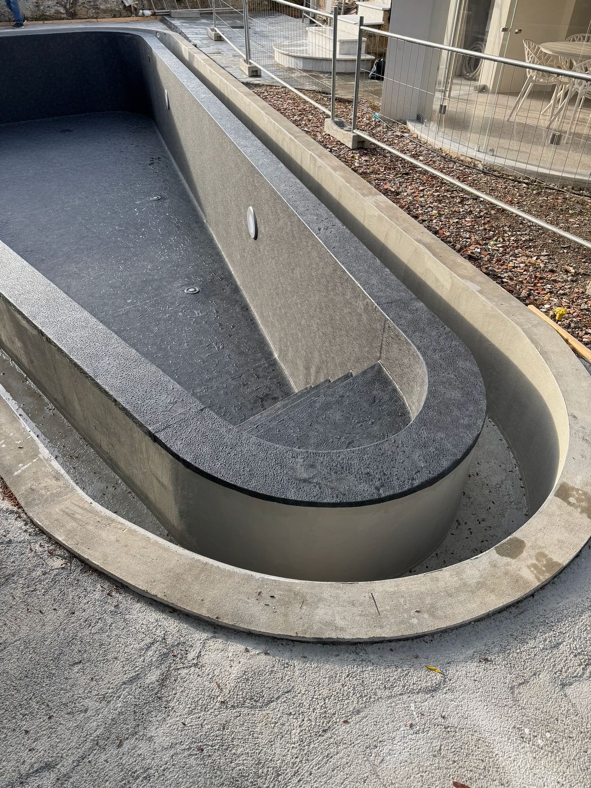 Piscina su misura progettata da Acquapro in collaborazione con lo studio Calvi, Ceschia e Viganò.